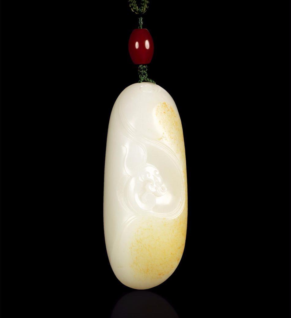 翡翠观音是和田玉雕艺术中常见的的一种题材  以和田玉雕琢的精美玉器具有独特的艺术风格